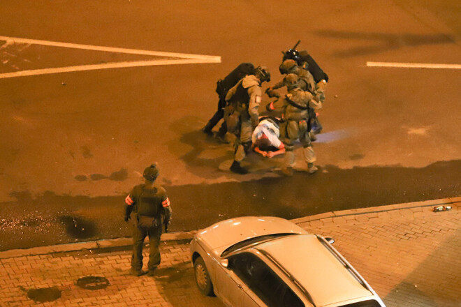 Policisti Minskā 11.augustā brutāli piekauj protestētāju.