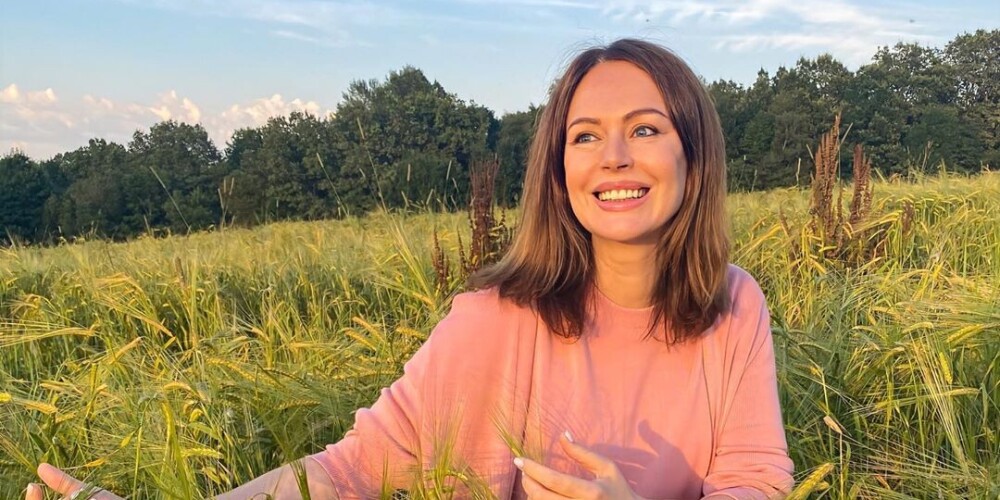 Ири́на Влади́мировна Безру́кова (урождённая Бахтура, в первом замужестве — Ливанова; род. 11 апреля 1965, Ростов-на-Дону, Ростовская область, РСФСР, СССР) — советская и российская актриса театра, кино и озвучивания, телеведущая, общественный деятель, тифлокомментатор высшей категории. Окончила институт РЕАКОМП в 2013 году. Член Общественной палаты Московской области.