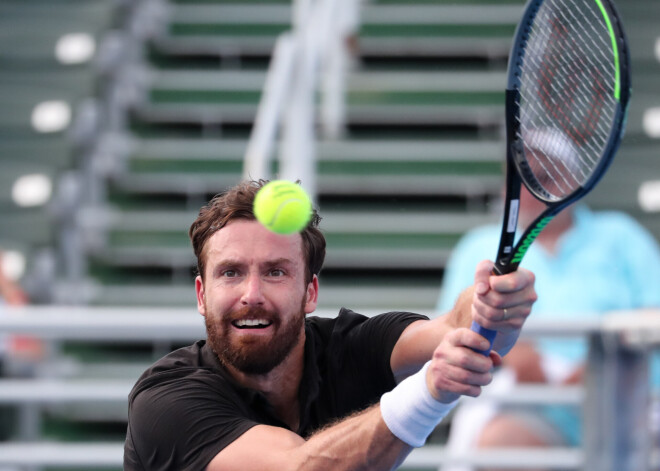 Ernests Gulbis sezonu atsāk ar smagu uzvaru trīs setu cīņā