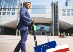 Nils Ušakovs savu profilu sociālajos tīklos izrotājis ar baltkrievu protestētāju simbolu – baltsarkanbalto karogu.