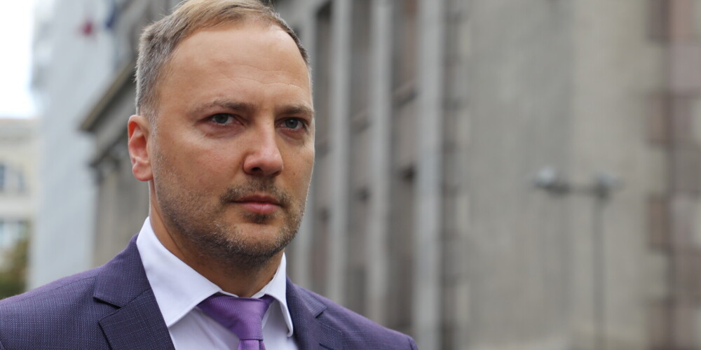 Sandis Ģirģens (dzimis 1980. gada 11. maijā) ir latviešu jurists (zvērināts advokāts) un politiķis, 2019.gadā kļuvis par Latvijas Republikas iekšlietu ministru. Pārstāv partiju KPV LV. Absolvējis Biznesa augstskolu "Turība", kur ieguvis bakalaura grādu tiesību zinātnēs. Individuāli praktizējošs zvērināts advokāts.