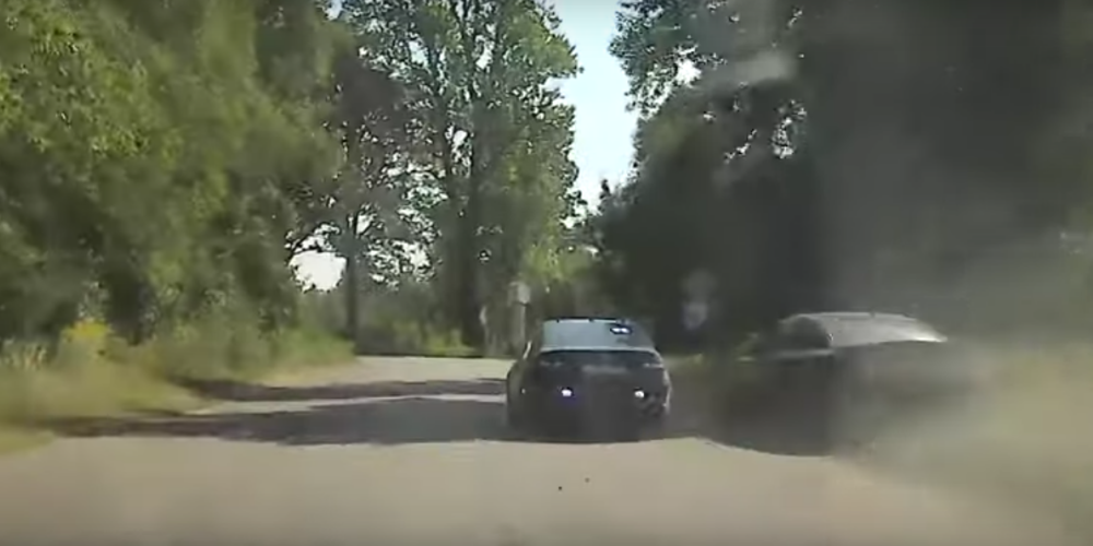 VIDEO: policisti uz Jelgavas šosejas piedzīvo spraigu pakaļdzīšanos, lai noķertu 17 gadus vecu BMW autovadītāju