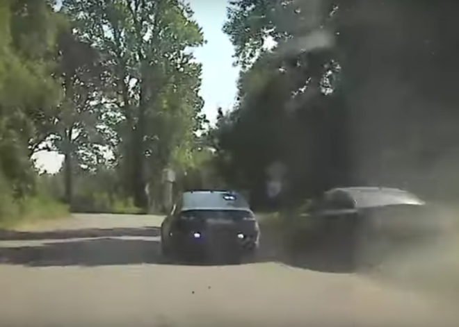 VIDEO: policisti uz Jelgavas šosejas piedzīvo spraigu pakaļdzīšanos, lai noķertu 17 gadus vecu BMW autovadītāju