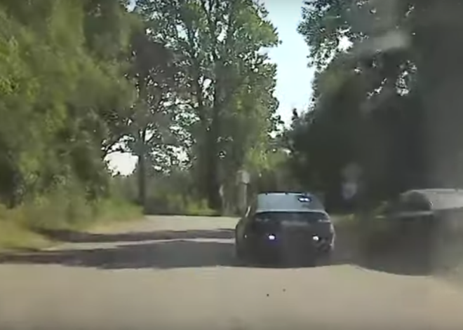 Видео: погоня на Елгавском шоссе за 17-летним водителем BMW