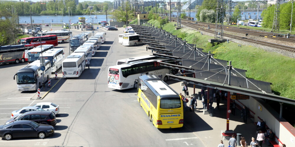 Meklē pasažierus, kuri braukuši kopā ar Covid-19 inficētu personu autobusā Rīga-Liepāja