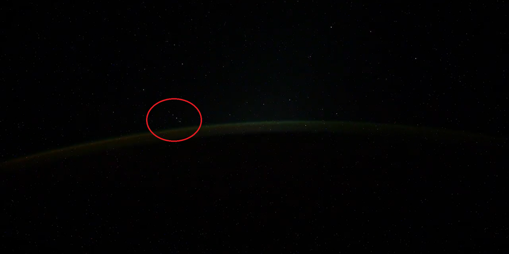 VIDEO: krievu kosmonauts līdzās satriecošai ziemeļblāzmai ierauga aizdomīgus lidojošus objektus