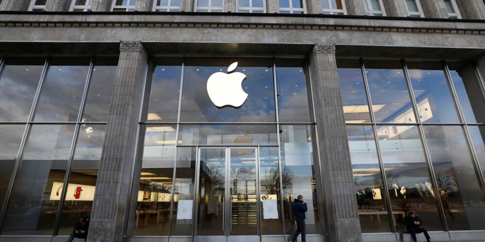 "Apple" kļūst par pirmo ASV kompāniju, kuras tirgus vērtība pārsniegusi divus triljonus dolāru