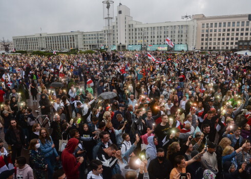 Mītiņotāji ar klusuma brīdi pieminēja bojāgājušos protestētājus.