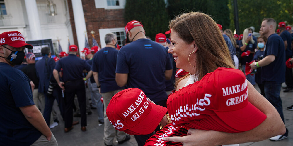 "Goodyear" darbiniekiem norādījusi, ka nav pieņemami ierasties darbā, valkājot politisko simboliku, kā piemēru minot arī MAGA ("Make America Great Again!").
