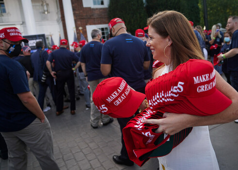 "Goodyear" darbiniekiem norādījusi, ka nav pieņemami ierasties darbā, valkājot politisko simboliku, kā piemēru minot arī MAGA ("Make America Great Again!").