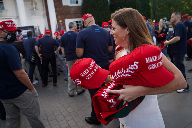 "Goodyear" darbiniekiem norādījusi, ka nav pieņemami ierasties darbā, valkājot politisko simboliku, kā piemēru minot arī MAGA ("Make America Great Again!").