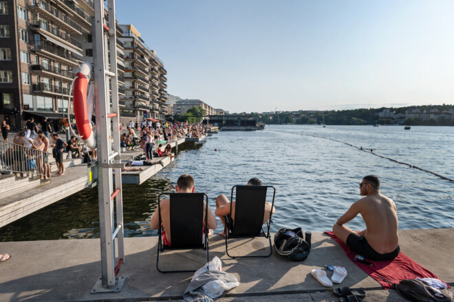 Zviedrija izpelnījusies plašu kritiku par atteikšanos ieviest bargus karantīnas pasākumus.