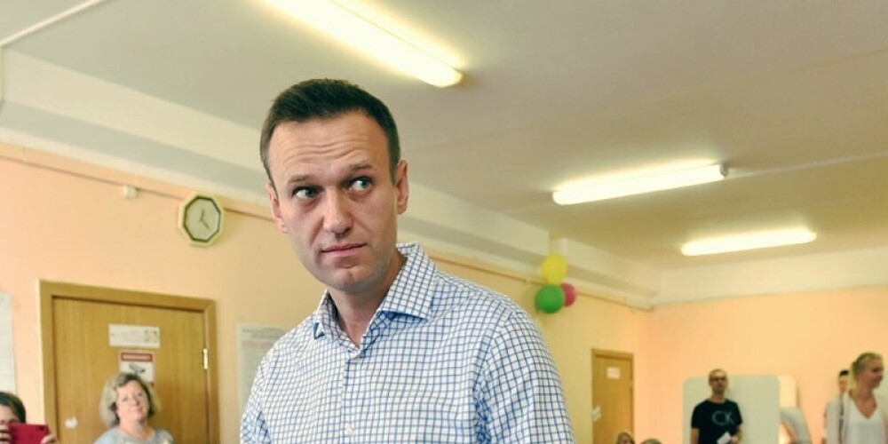 Алексей Навальный — российский политический и общественный деятель, юрист и видеоблогер. Был одним из лидеров российской оппозиции и главным оппонентом президента России Владимира Путина. Получил первоначальную известность своими расследованиями о коррупции в России. Создатель «Фонда борьбы с коррупцией», автор YouTube-каналов: «Алексей Навальный», «Навальный LIVE» и «Популярная политика» (бывший «Штаб Навального»).