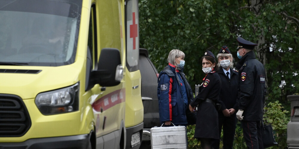 Omskas slimnīcas mediķi runā ar policistiem