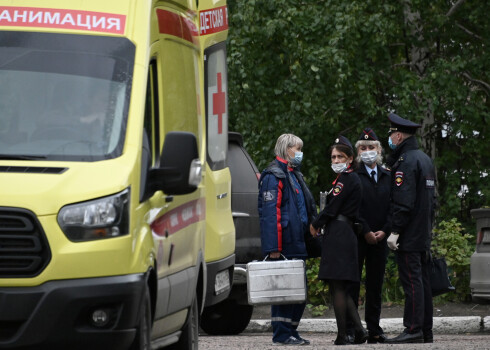 Omskas slimnīcas mediķi runā ar policistiem