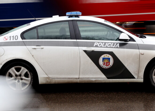 Jelgavā apcietināts vīrietis, kurš ar pneimatisko ieroci sievietei nodarījis smagus miesas bojājumus