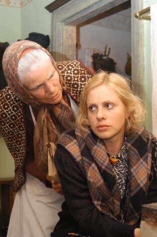 Sigita – Ievas lomā. Vecā saimniece – Ligita Dēvica.