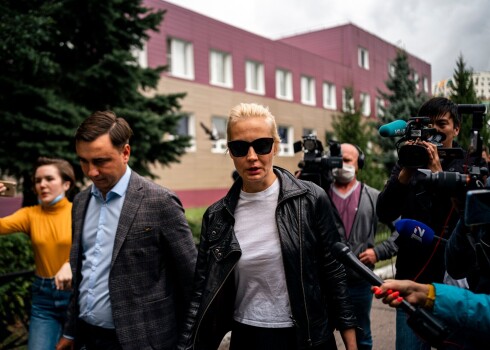 Юлия Навальная у больницы в Омске, где находится ее муж Алексей Навальный