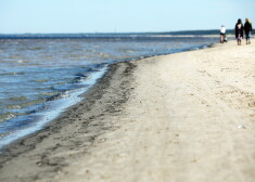 Noskaidrotas Latvijas tīrākās un netīrākās pludmales; kopumā piekrastē palielinās atkritumu daudzums