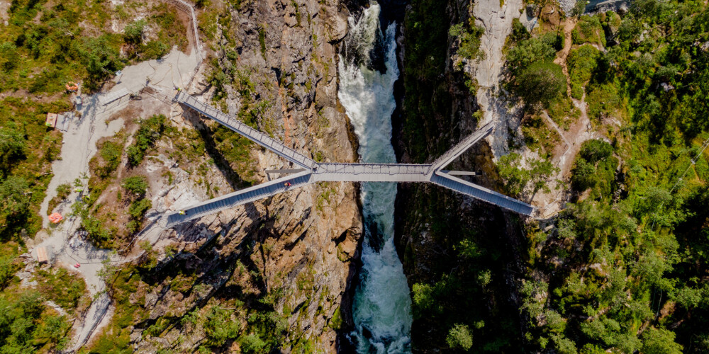 FOTO: drosmīgajiem ceļotājiem patiks - Norvēģijā virs ūdenskrituma beidzot atklāj iespaidīgu gājēju tiltu