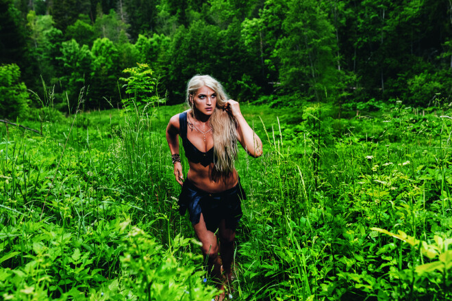 Līna Mūze fotosesijā, kas atbilst viņas būtībai – cīnītāja, kura grūtību priekšā nekad neatkāpjas.