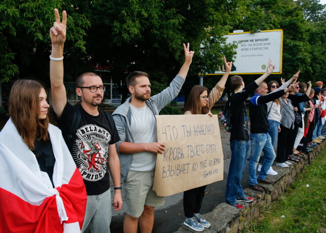 Minskā piektdienas vakarā protestētāji, kas pieprasa autoritārā prezidenta Aleksandra Lukašenko atkāpšanos, izveidoja cilvēku ķēdi no izolatora Okrestina ielā cauri visai pilsētai līdz Kuropatiem.