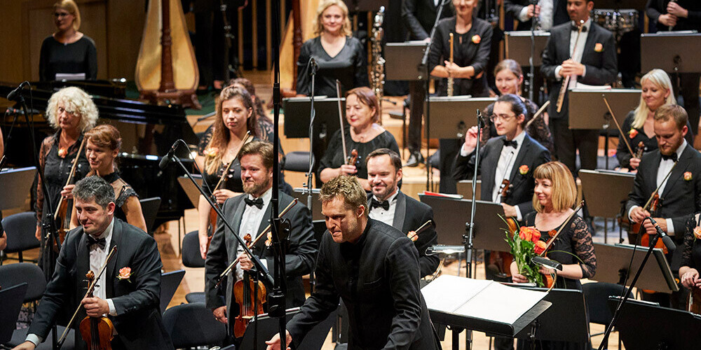 Koncertā skanēja Glāsa 11. simfonija, kurai īpašu skanējumu piešķīra Ventspils koncertzāles akustika. 