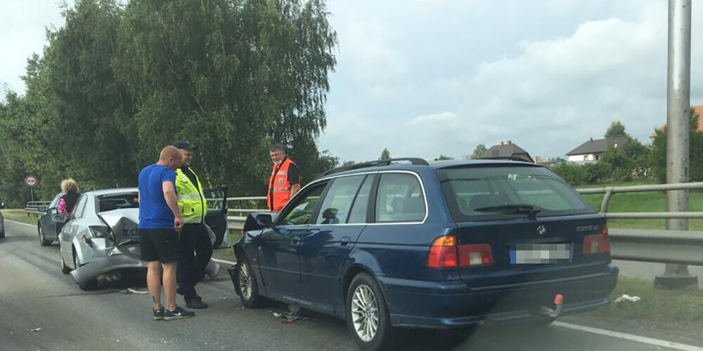 Sadursmes rezultātā pamtīgi cietuši abi transportlīdzekļi.