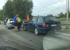 Sadursmes rezultātā pamtīgi cietuši abi transportlīdzekļi.