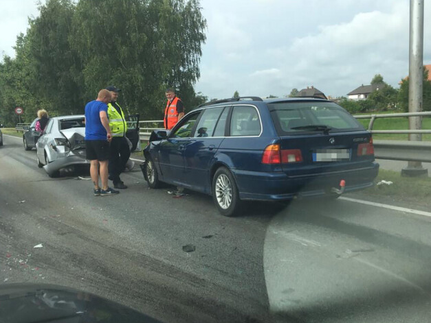 Sadursmes rezultātā pamtīgi cietuši abi transportlīdzekļi.