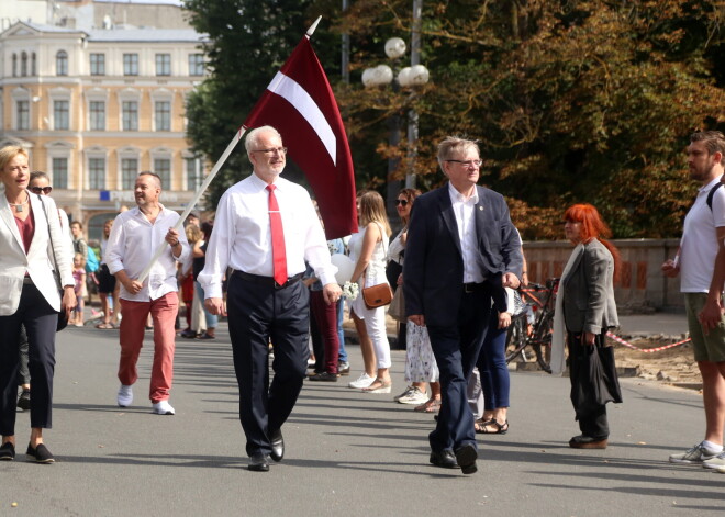 Valsts prezidenta padomniece kultūrpolitikas jautājumos Sarmīte Ēlerte (no kreisās), Valsts prezidents Egils Levits un bijušais Latvijas Tautas frontes vadītājs, Saeimas deputāts Romualds Ražuks piedalās Baltijas ceļa atceres pasākumā Baltkrievijas tautas atbalstam, kura laikā tiek veidota cilvēku ķēde no Brīvības pieminekļa līdz Tautas frontes muzejam.