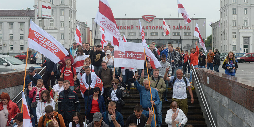 Uz Minskas centru no pilsētas rajoniem kolonnām plūst tūkstošiem cilvēku