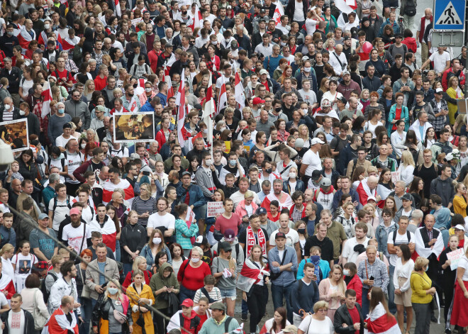 Minskā daudzi tūkstoši cilvēku devušies protesta gājienā pret Lukašenko