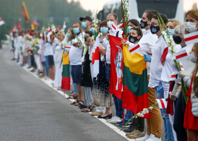 Lietuvā svētdienas vakarā apmēram 50 000 cilvēku vēsturiskā Baltijas ceļa 31.gadadienā pulcējās akcijā "Brīvības ceļš", izveidojot dzīvo ķēdi no Viļņas līdz Baltkrievijas robežai, tādējādi apliecinot atbalstu kaimiņvalsts pilsoniskajai sabiedrībai, kas šobrīd cīnās par brīvību un demokrātiju.