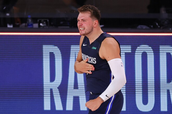 Luka Dončičs, spītējot pirms divām dienām gūtajam potītes savainojumam, aizvadīja spožu spēli.