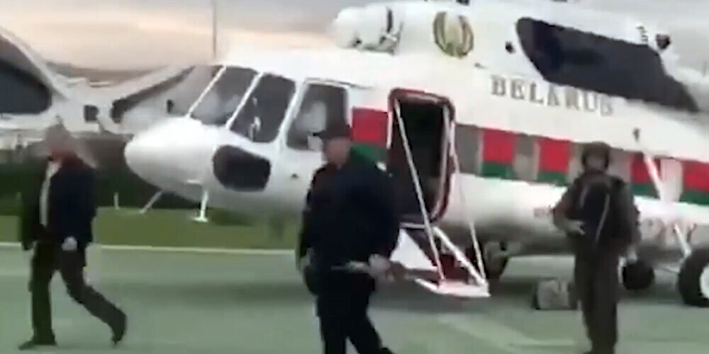 Lukašenko savā rezidencē ierodas ar helikopteru un no tā izkāpj tērpies bruņu vestē un ar automātu rokās