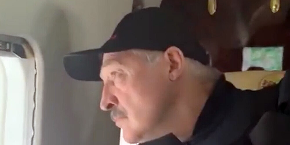 Lukašenko no helikoptera komentē opozīcijas mītiņu Minskā: "Izklīda kā žurkas!"