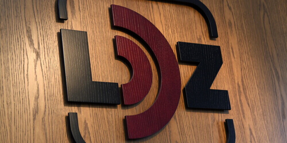 Концерн Latvijas dzelzceļš состоит из ведущего предприятия VAS Latvijas dzelzceļš и пяти дочерних обществ – AS LatRailNet, осуществляющего распределение мощностей железнодорожной инфраструктуры и определяющего плату за ее использование, SIA LDZ CARGO, осуществляющего грузоперевозки и международные пассажирские перевозки по железной дороге, SIA LDZ infrastruktura, ответственного за строительство и содержание инфраструктуры, SIA “LDz ritoša sastāva serviss, обеспечивающего ремонт и содержание подвижного состава, и охранного предприятия SIA LDz apsardze.