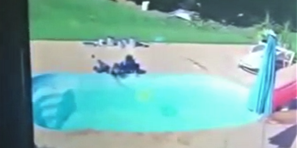 VIDEO: varonīgs trīsgadnieks Brazīlijā izglābj savu draugu no noslīkšanas baseinā
