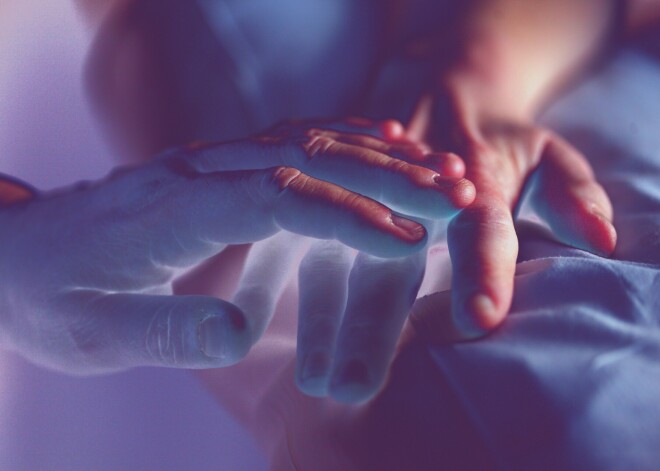 "Kad mazgājām viņas ķermeni, tas pēkšņi kļuva silts. Un viņa atvēra acis." Indonēzijā ģimene piedzīvo savas meitas īslaicīgu augšāmcelšanos