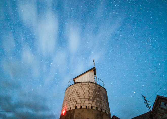 Kaltiņu mājās Suntažos ir varena saimniecība – aitas, pīles, zosis, zirgi un vistas. Taču pagalmā ir viena balta ķieģeļu ēka ar kupolu, kas zinātkārus cilvēkus piesaista daudz vairāk. Tā ir observatorija.