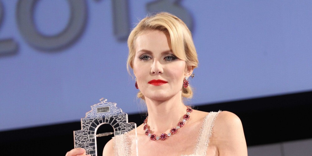 Рена́та Мура́товна Литви́нова (род. 12 января 1967, Москва) — советская и российская актриса театра и кино, кинорежиссёр, сценарист, телеведущая. Заслуженная артистка РФ (2003), лауреат Государственной премии России (2002), двукратный Лауреат открытого российского кинофестиваля «Кинотавр» (1994, 2006).