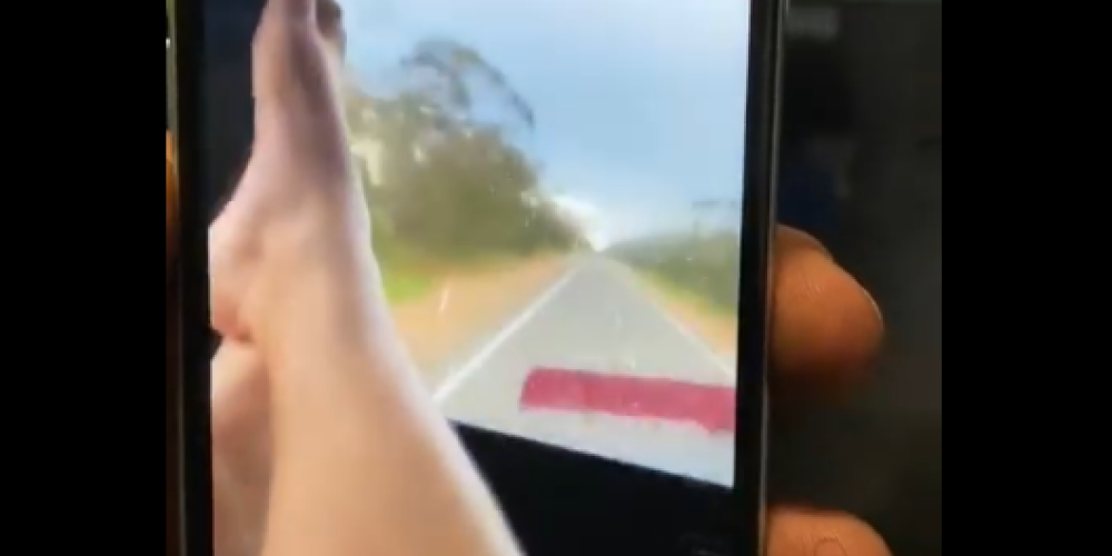 VIDEO: kravas automašīnas vadītājs uzjautrinās un nofilmē sevi no pasažiera krēsla, nevienam neatrodoties pie stūres