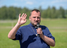 Romas katoļu draudzes mācītājs Andrejs Mediņš tēlnieka Sanda Aispura 12 apustuļu skulptūru atklāšanā pie Sv.Apustuļu kapelas Bruknas muižā.