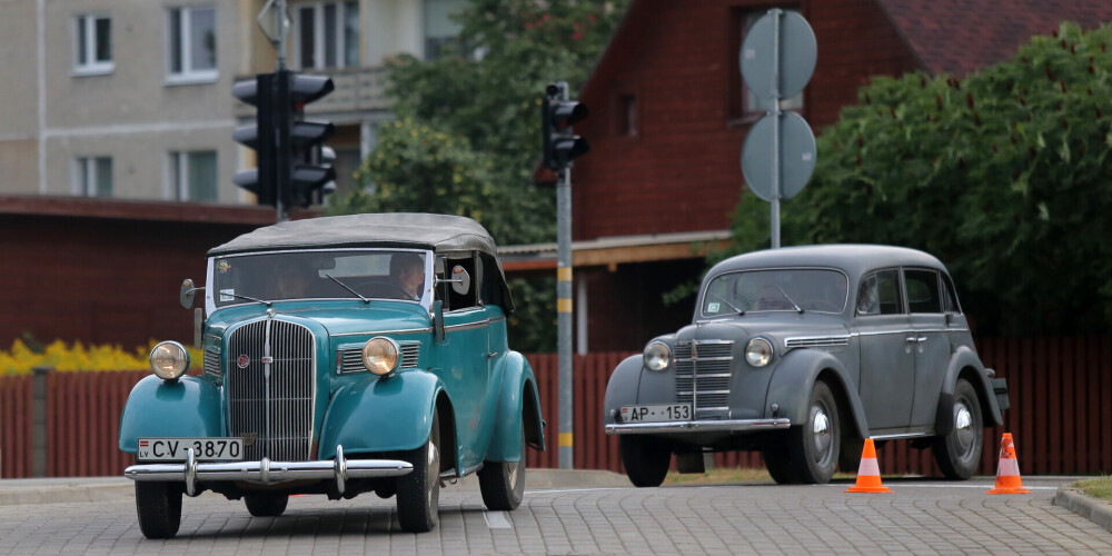 FOTO: Rīgu un Laucieni pierūcina eleganti retro auto
