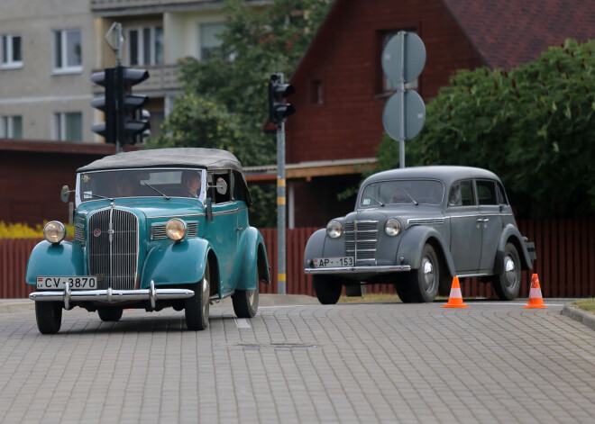 FOTO: Rīgu un Laucieni pierūcina eleganti retro auto