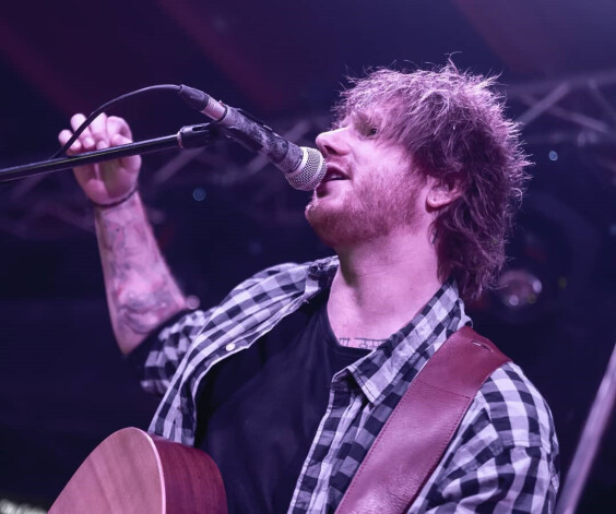 Niko uzstājas ar grupu „Ed Sheeran Double” jeb „Eda Šīrana dubultnieks”.