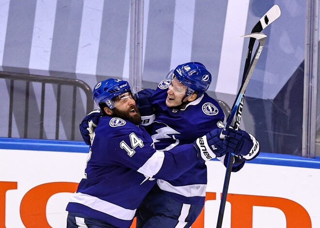 VIDEO: "Lightning" un "Canucks" izlīdzina rezultātu Stenlija kausa izcīņas sērijās