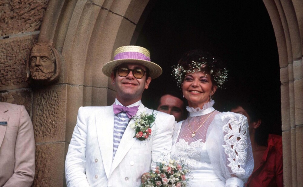 Eltona Džona bijusī sieva runā par pašnāvības mēģinājumu; mūziķis apgalvo - Renāte tikai alkst viņa naudas