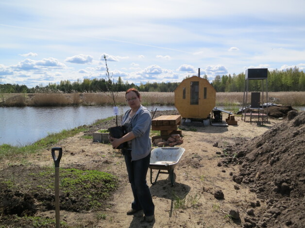 2014. gada pavasaris. Uzstādīta pirtiņa, atvesta melnzeme, Olga stāda ābelītes.